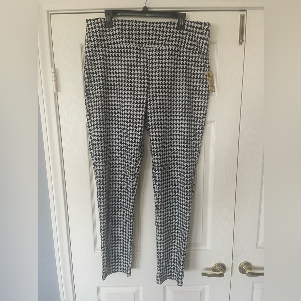 Houndstooth Pull on Pants - Super Comfy.  NWT.